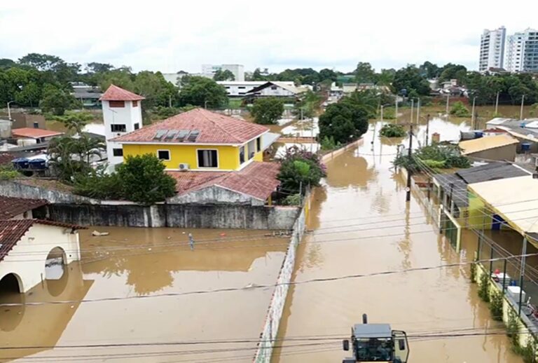 Casa de senador e vice-prefeita é tomada pelas águas em Rio Branco; vídeo