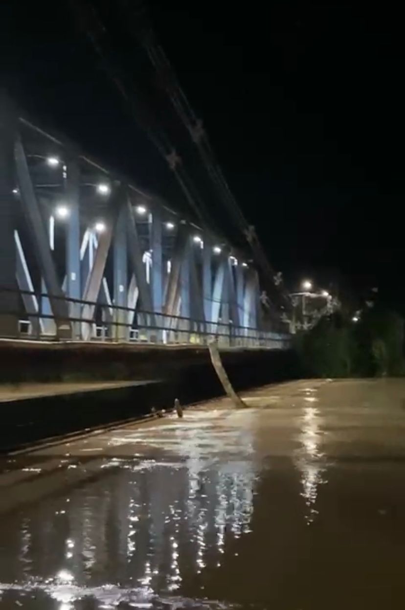Enchente: tronco se choca contra ponte no interior do Acre e quebra tubulação