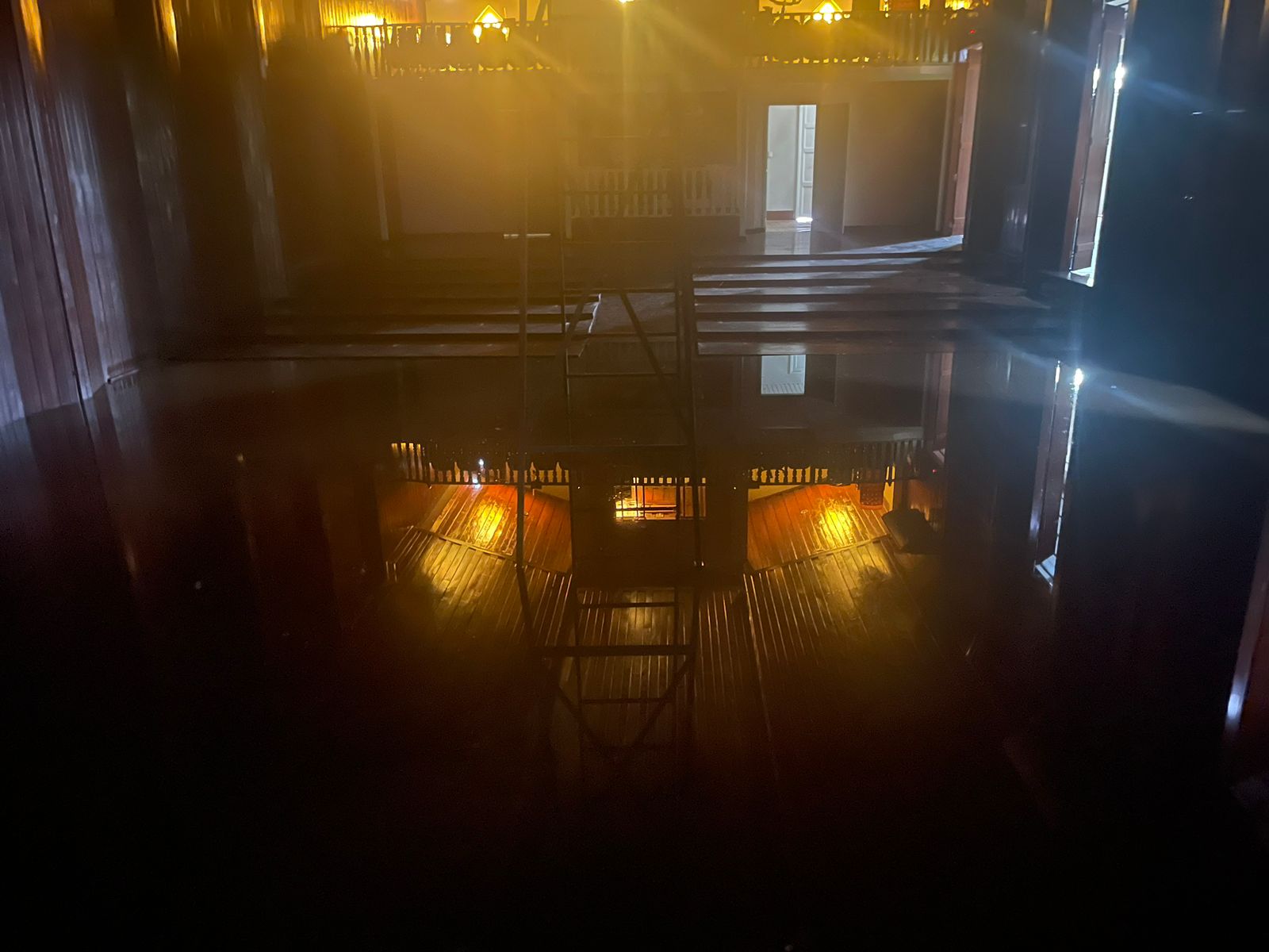 Cine Teatro Recreio é invadido pelas águas do Rio Acre