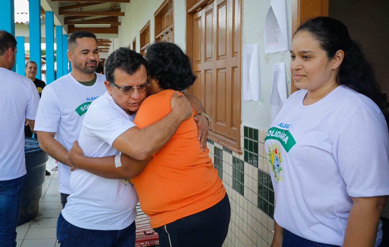 Deputados visitam abrigo da enchente adotado pela Aleac
