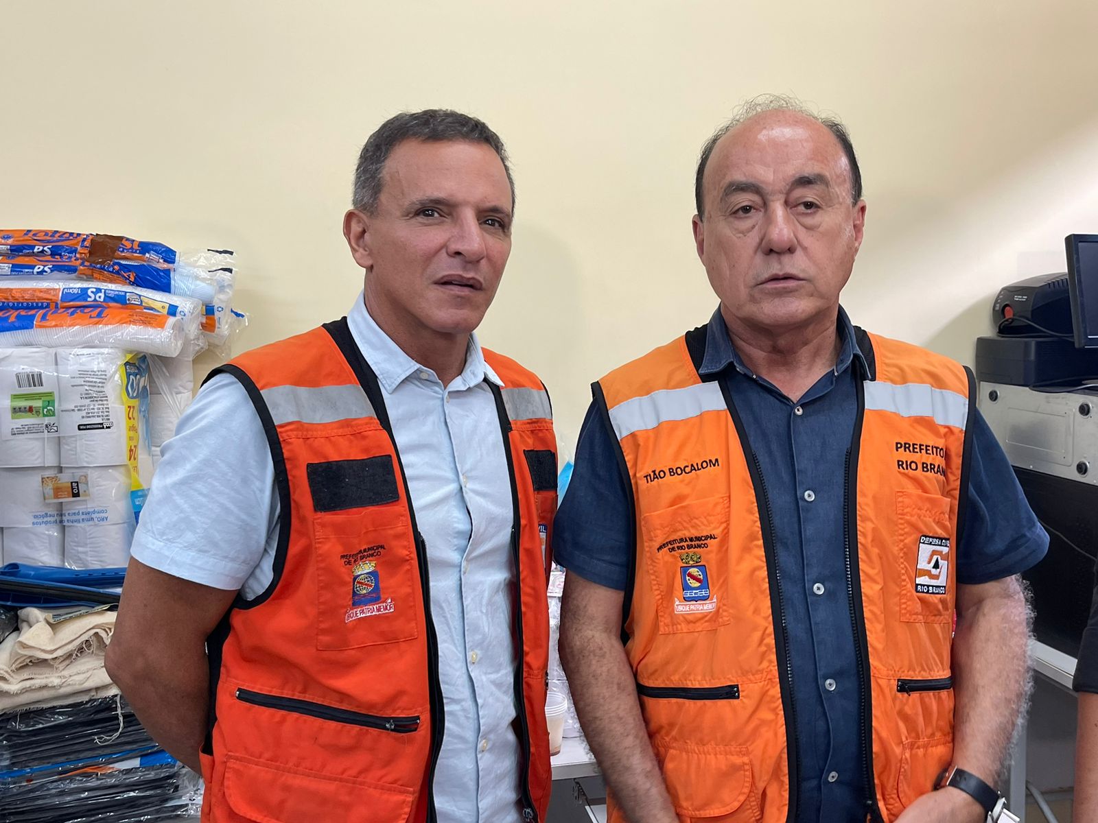 Ao lado de Bittar, Bocalom visita abrigos e relembra R$ 10 milhões de ajuda humanitária para vítimas