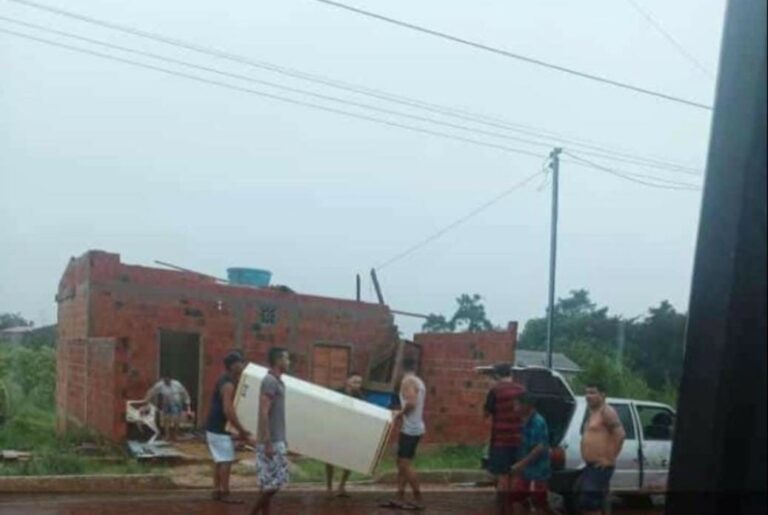 Forte temporal destelha várias casas em Sena Madureira; mulher e bebê escapam debaixo da cama