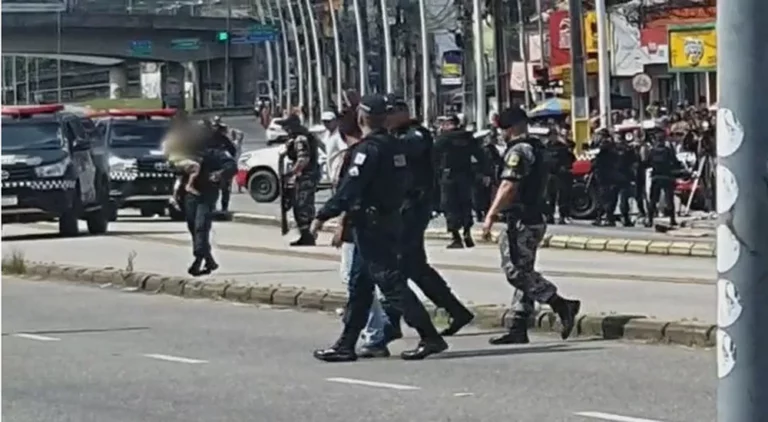 VÍDEO: criança de 3 anos é libertada de assalto com reféns após quase 15 horas de negociação