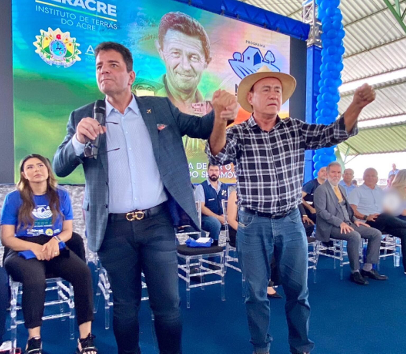 De mãos dadas, Bocalom parabeniza Gladson por entrega de títulos definitivos