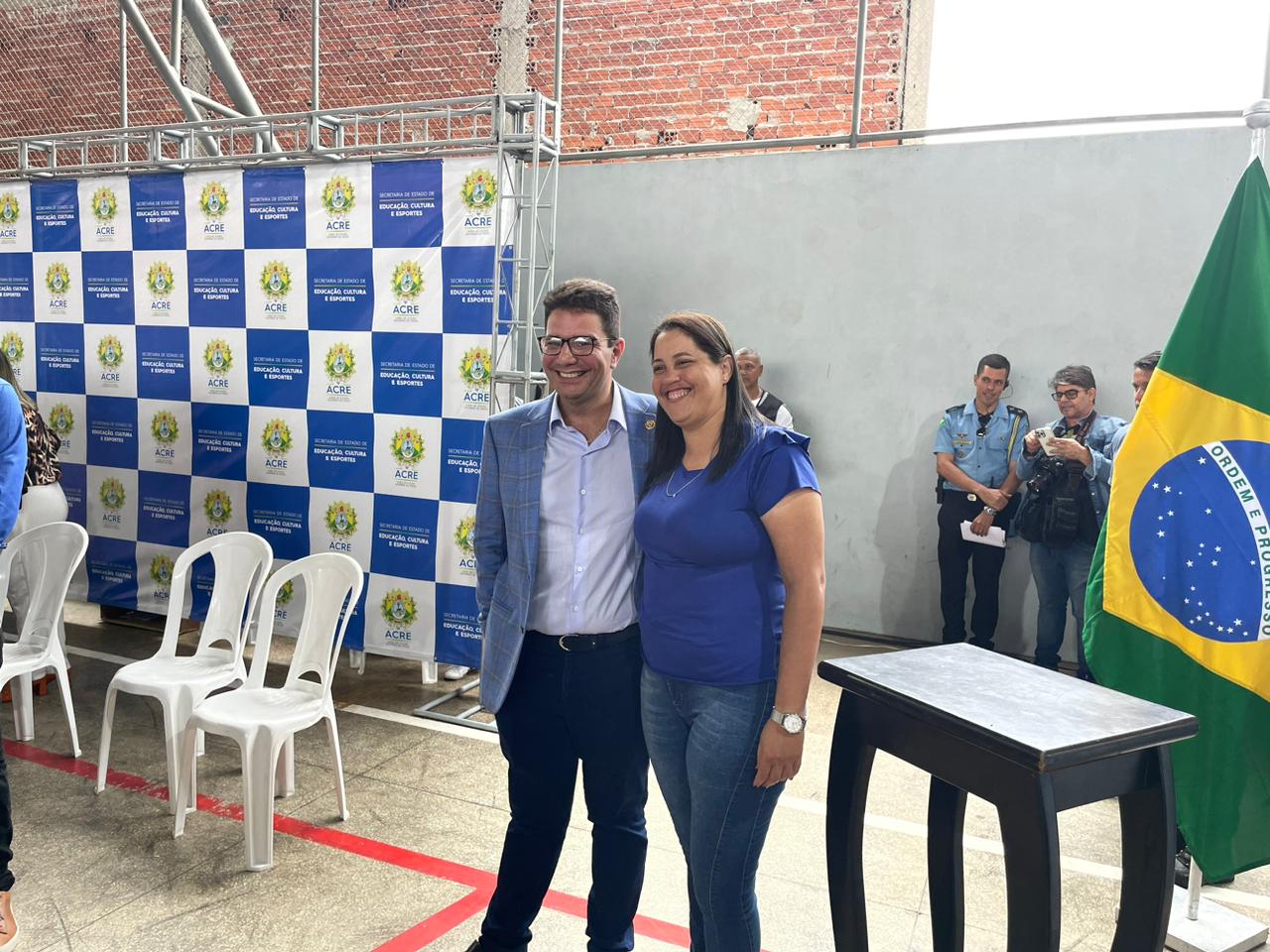 Gladson decide protocolar aumento para servidores da Educação na Aleac