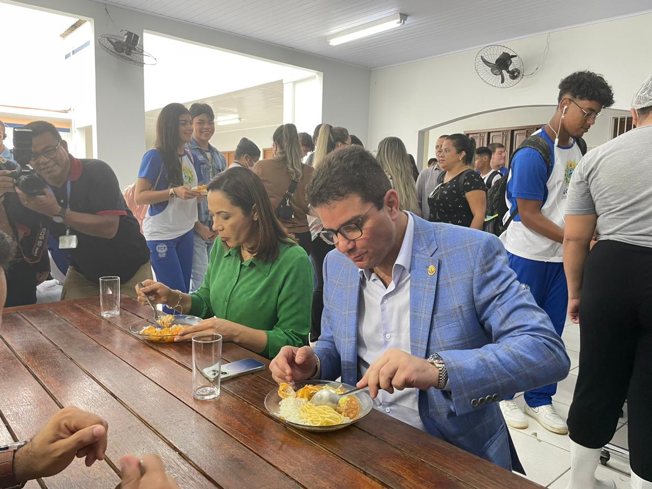 Gladson e Mailza provam prato extra de alunos do Ensino Médio: “Da melhor qualidade”