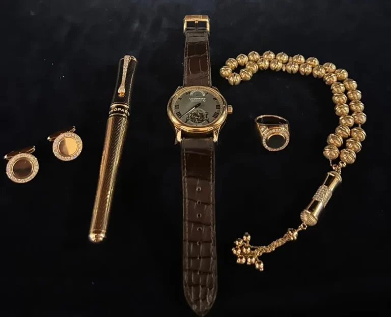 Defesa de Bolsonaro entrega à PF armas e joias dadas de presente ao ex-presidente; VEJA IMAGENS