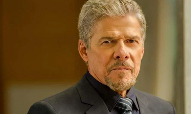 Em surto, José Mayer diz estar em teatro e que câmeras do BBB o vigiam