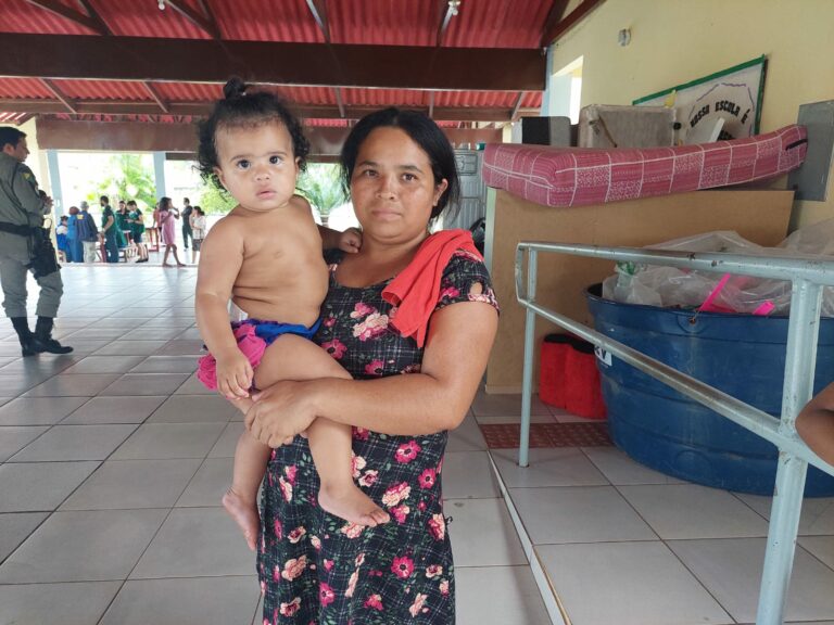 Alojada em um abrigo, mulher que perdeu tudo na alagação pede ajuda para os filhos