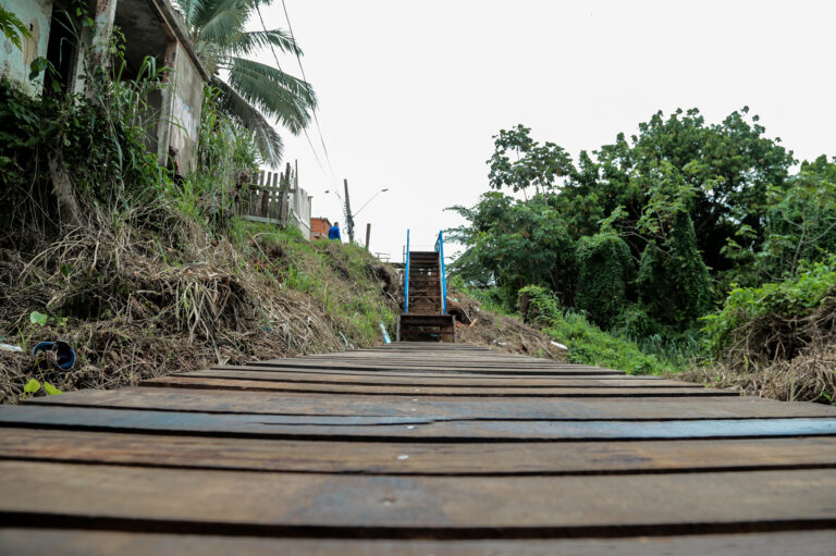Prefeitura entrega passarela no Bairro Preventório
