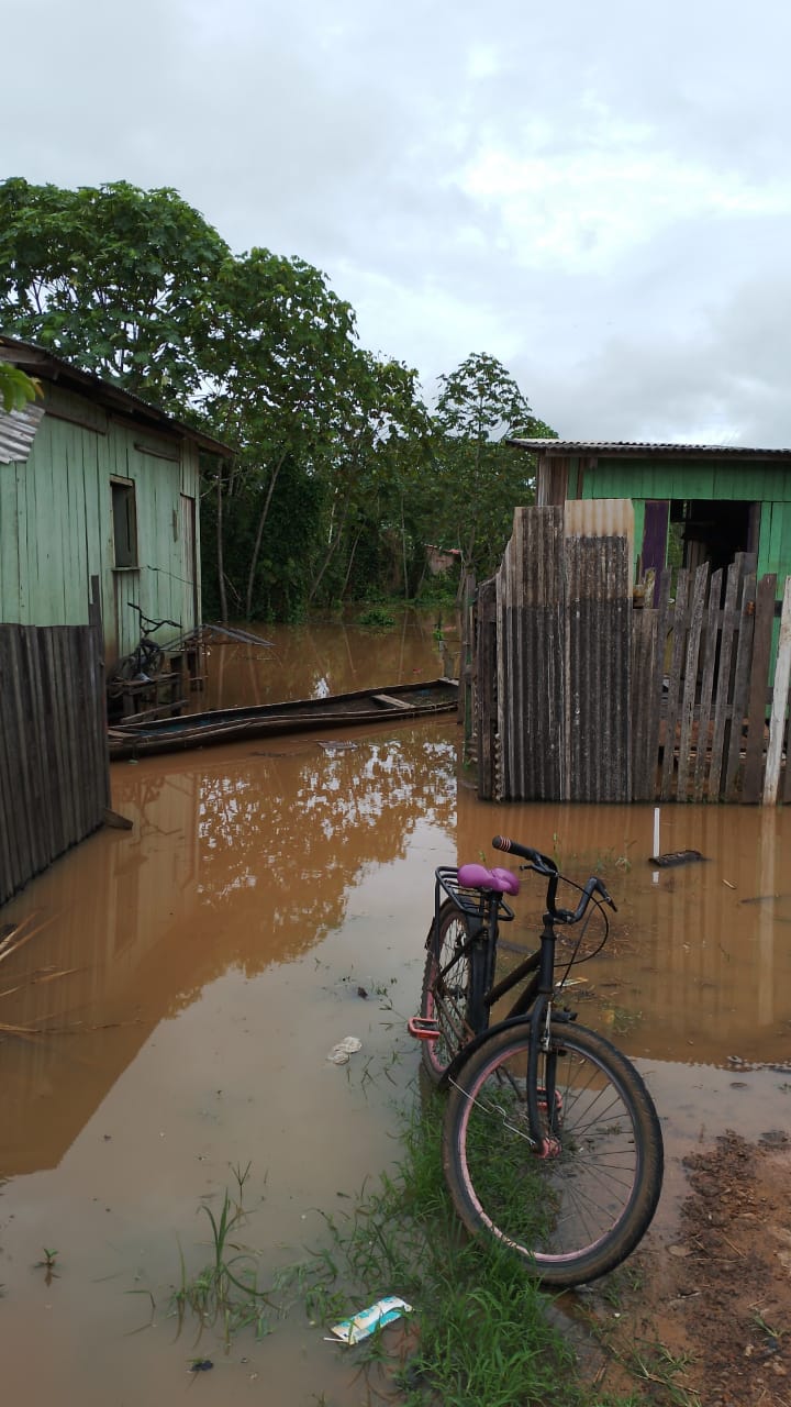 Rio Iaco transborda em Sena Madureira; mais de 20 famílias já saíram de suas casas