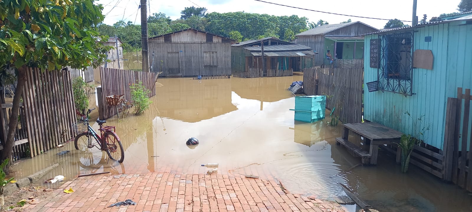 Enchente do Rio Iaco já desabriga famílias em Sena Madureira