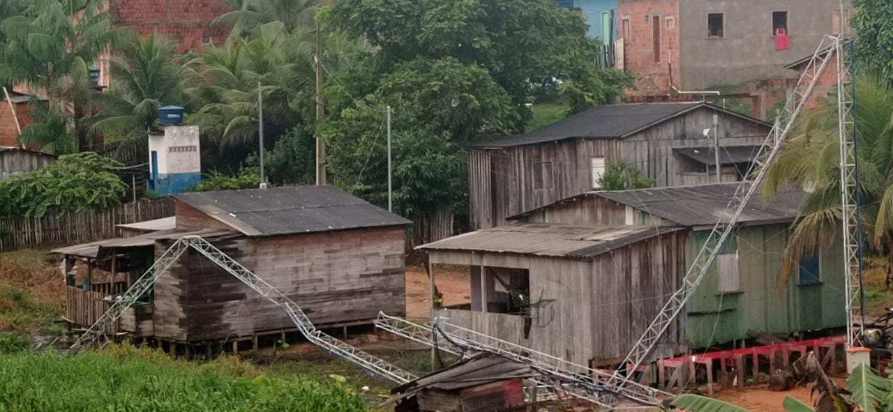 Temporal derruba torre e destelha residências no interior do Acre
