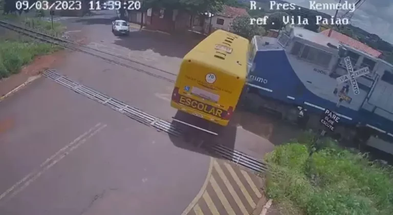 Vídeo mostra momento que trem atropela ônibus escolar; dois alunos da Apae morreram