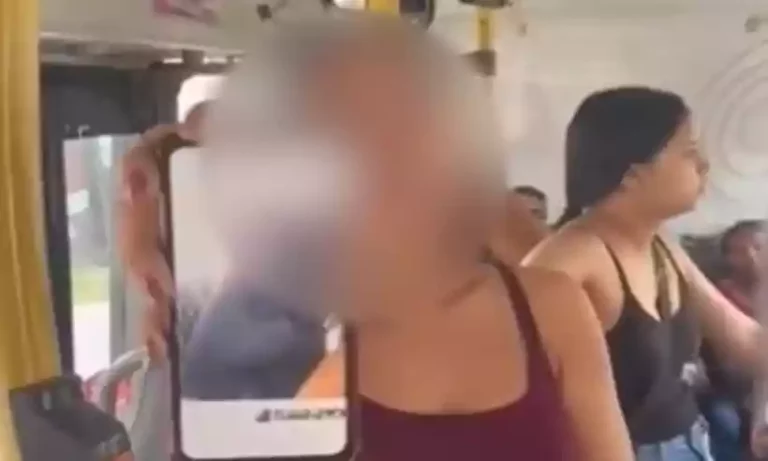 Mulher grava homem suspeito de importunação sexual dentro de ônibus