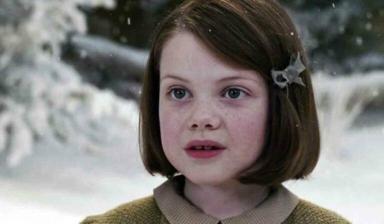 Atriz mirim de ‘As Crônicas de Nárnia’ aparece aos 27 anos em foto