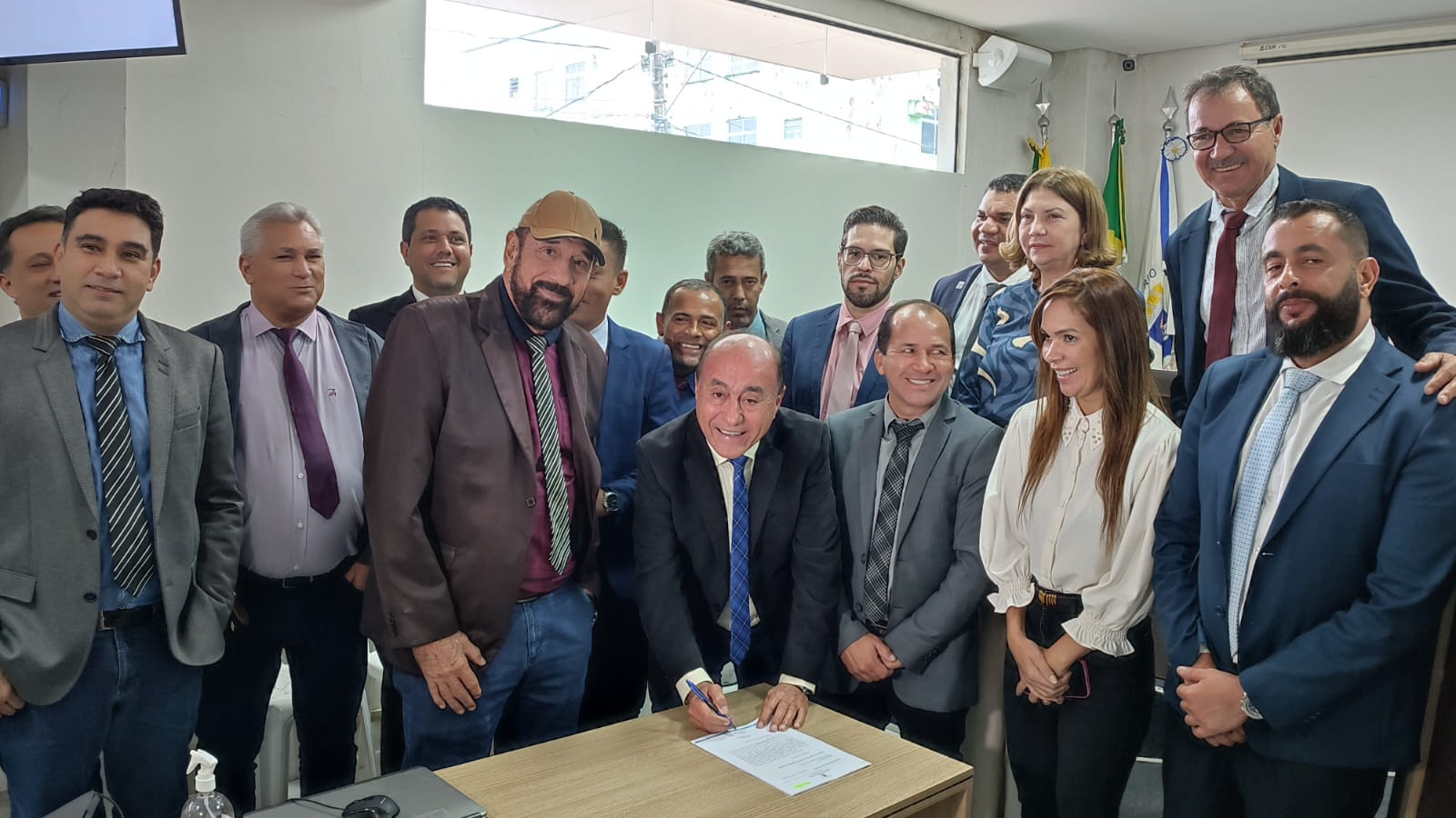 Bocalom entrega PL de R$ 5 milhões para ajudar empreendedores atingidos pelas enchentes
