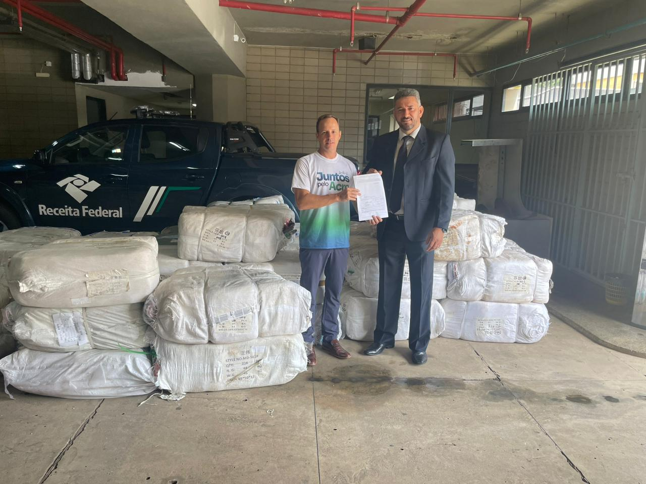 Receita Federal doa roupas para famílias atingidas pelas enchentes no Acre