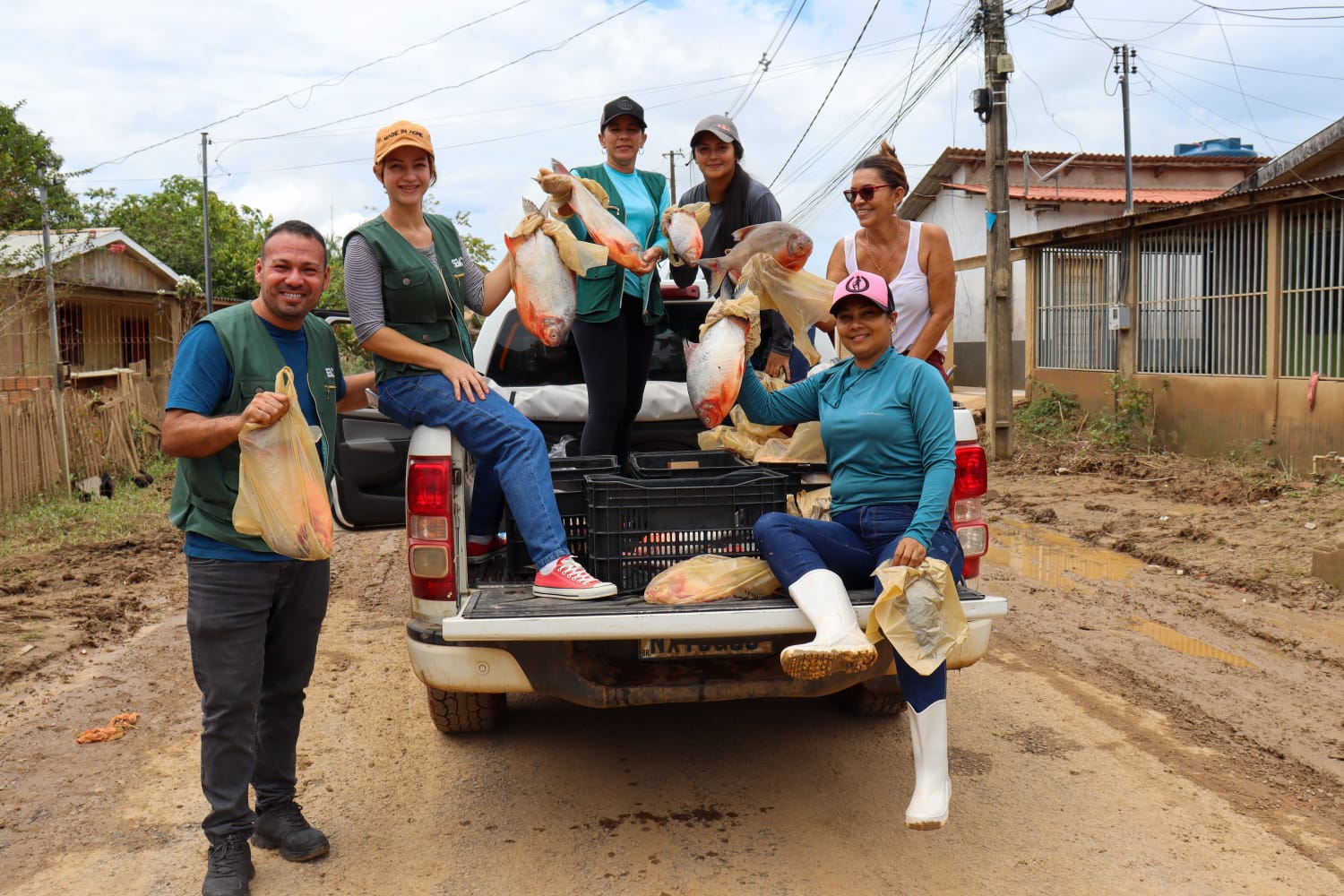 Governo e Prefeitura de Brasiléia entregam peixe às famílias atingidas pela cheia do Rio Acre