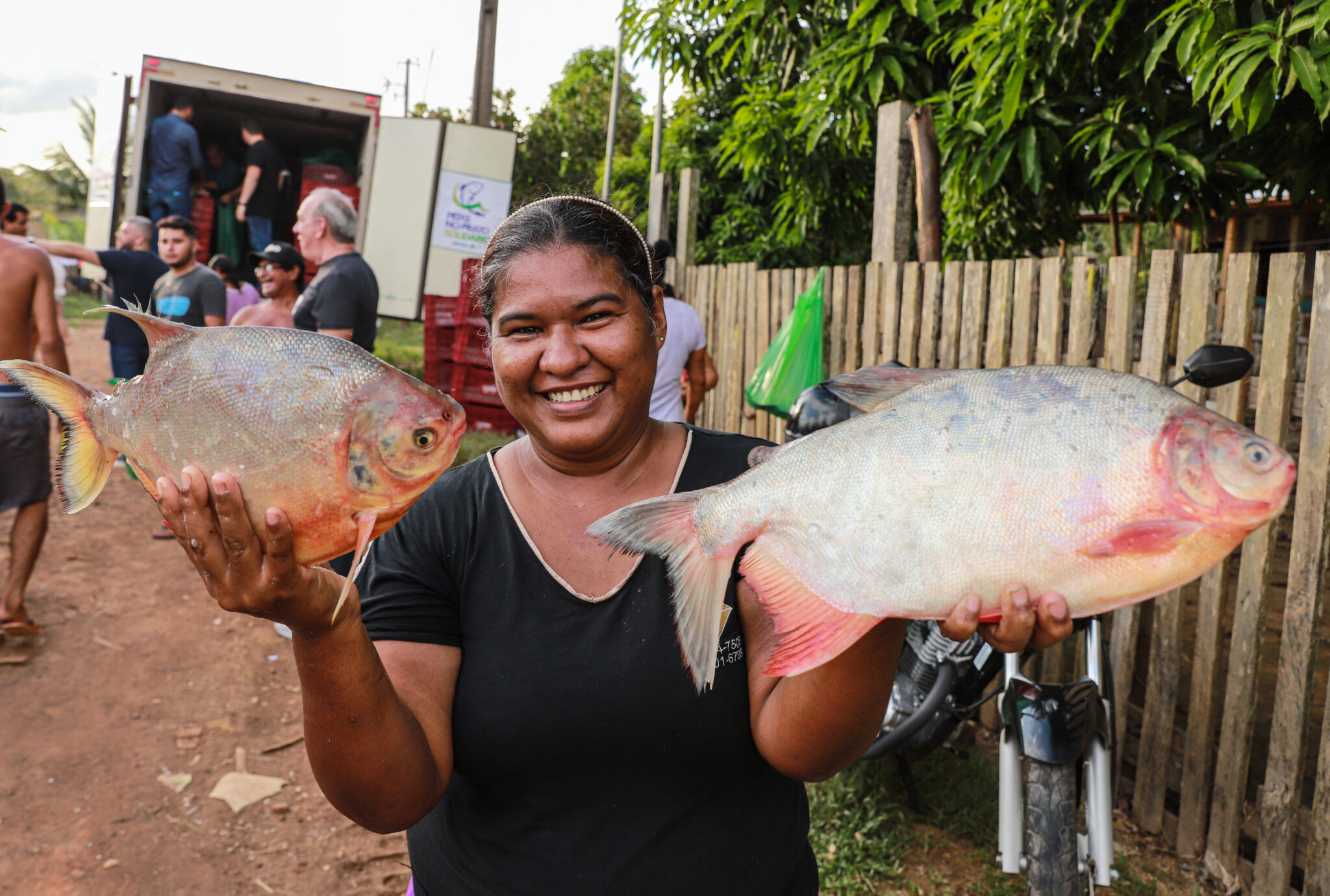 Governo distribui 20 toneladas de peixes às famílias atingidas pelas enchentes no Acre