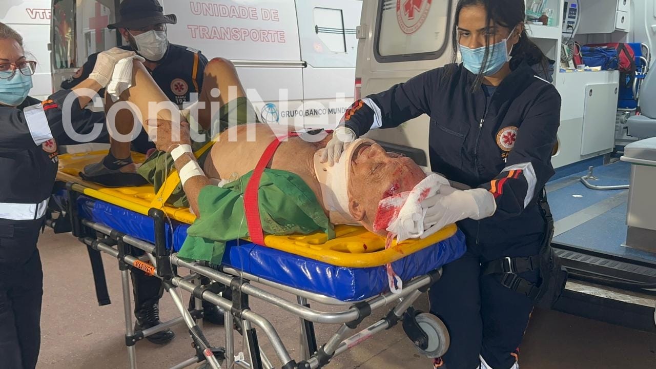 Idoso é atropelado e bate a cabeça violentamente ao atravessar Avenida Amadeo Barbosa