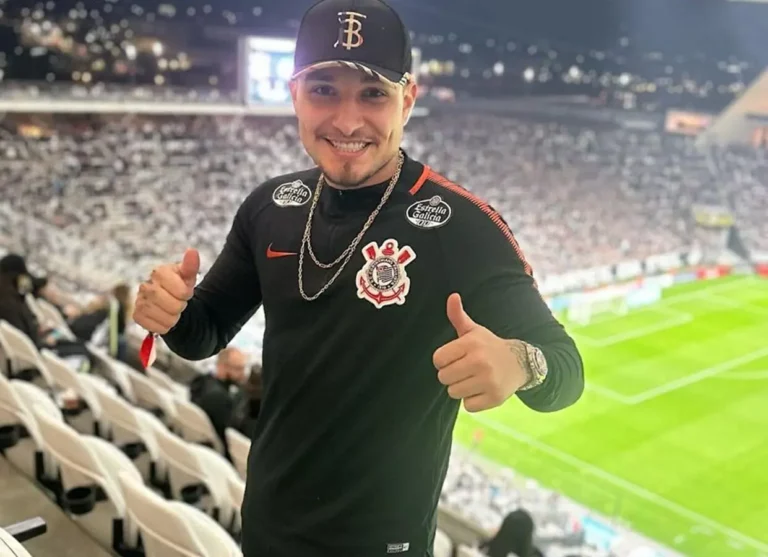 Após flagra em motel, MC Gui recebe oração de pastor em busca de perdão