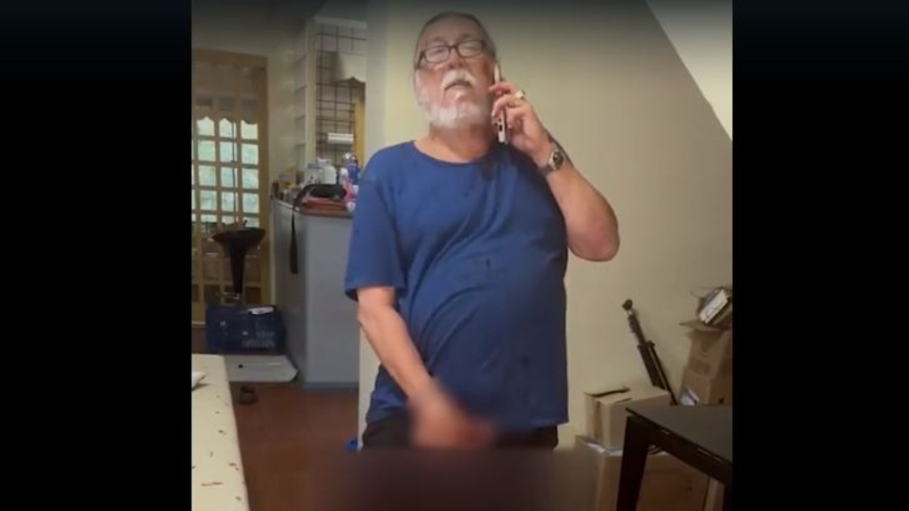 Vídeo mostra perito Ricardo Molina urinando em Bíblia e xingando ex-mulher