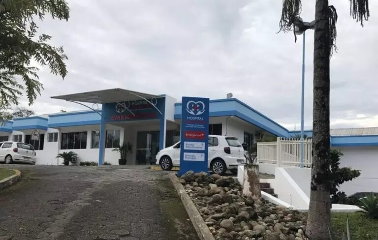 Mulher leva filha com dores a hospital e médico faz oração para ‘curar pecados da mãe’ como tratamento