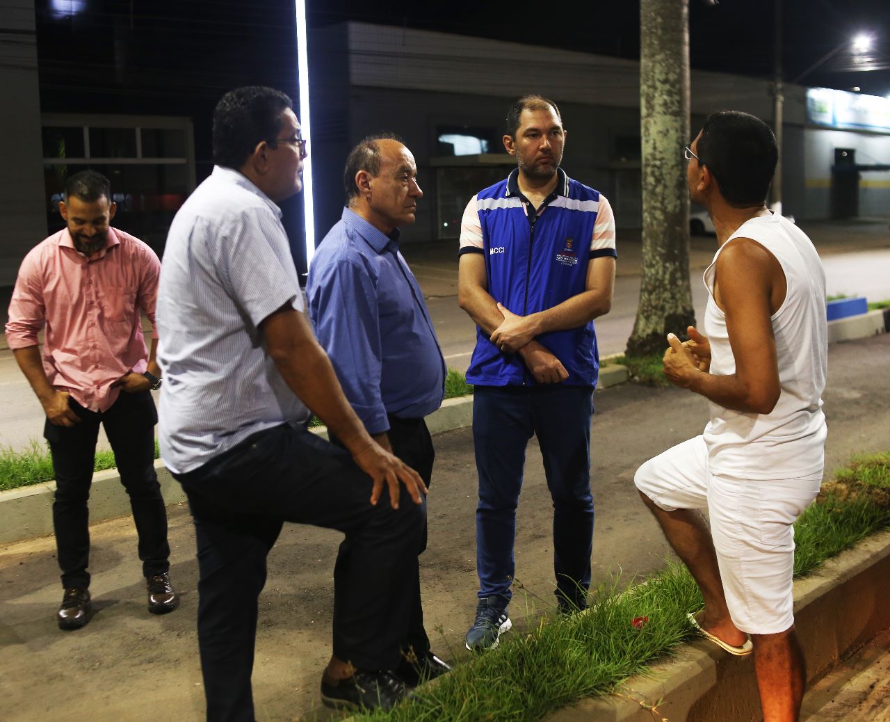 Bocalom faz visita à obra de modernização da via Chico Mendes
