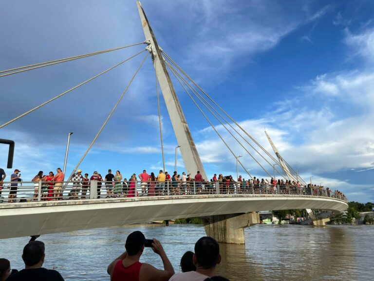 Centenas de pessoas lotam passarela e Novo Mercado Velho para ver o Rio Acre
