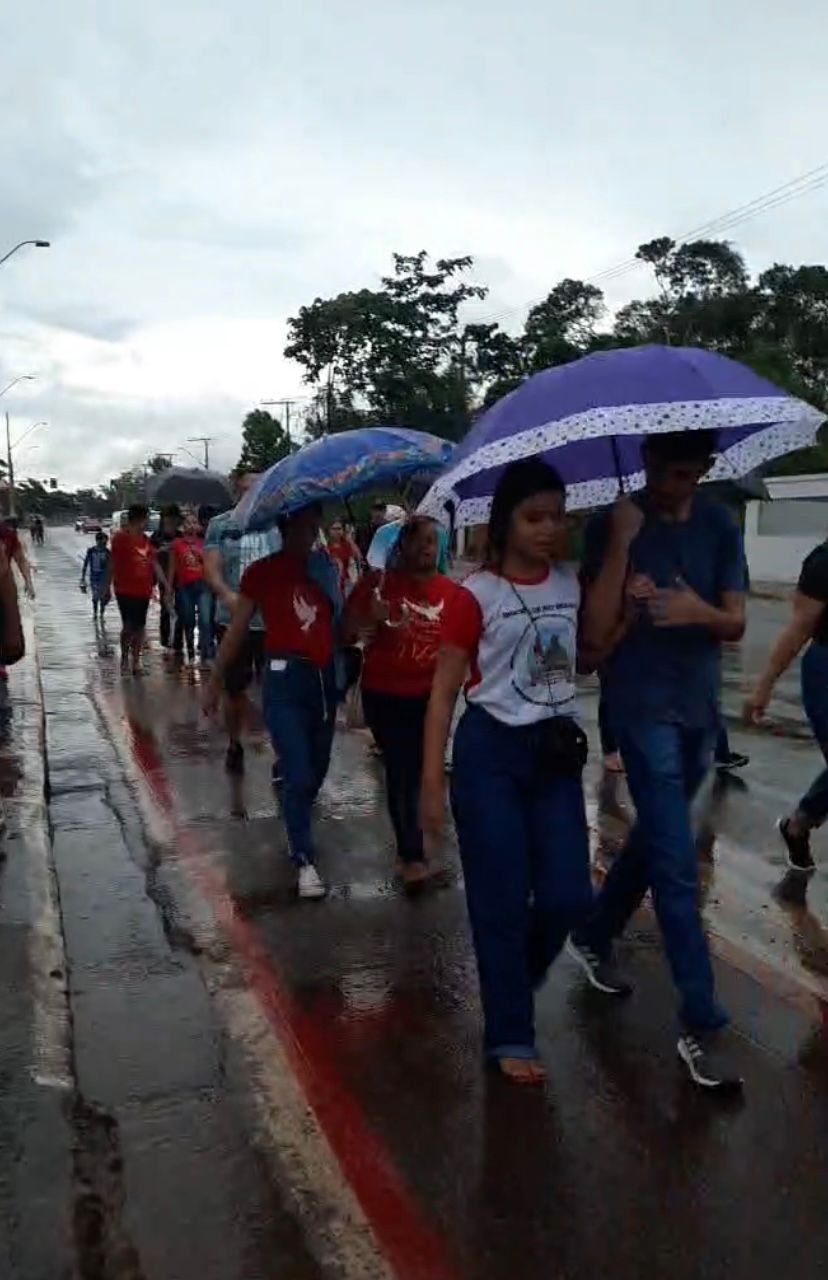 Em clima de emoção, fiéis seguem rumo à concentração para a Procissão de Cristo Morto