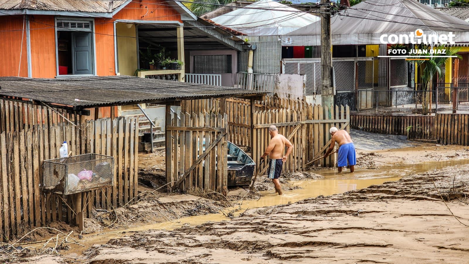 Pós-enchente: moradores se deparam com cenário de caos ao voltar para casa