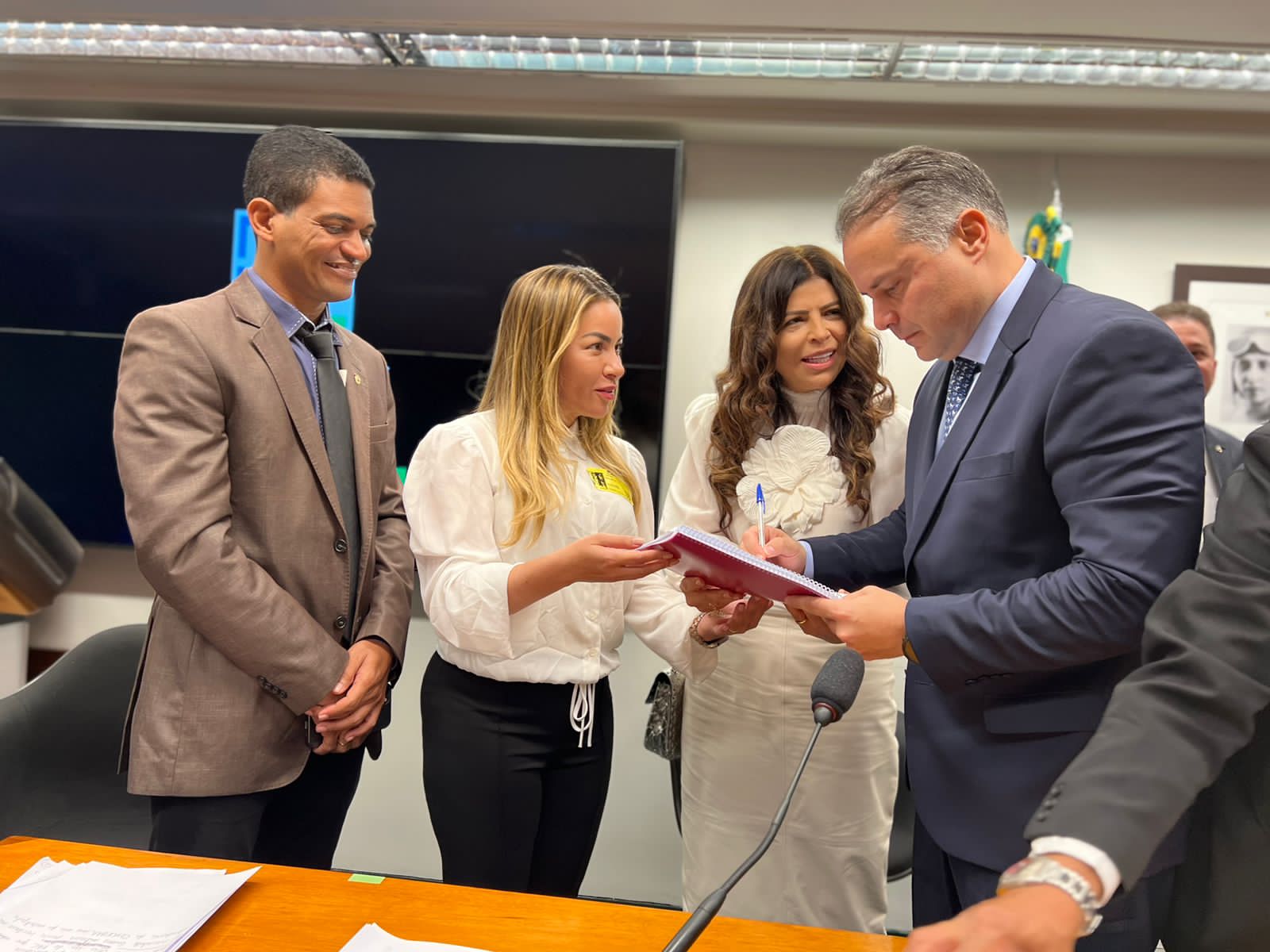 Prefeita de Brasiléia leva relatório de impacto e reconstrução do município a ministro e parlamentares