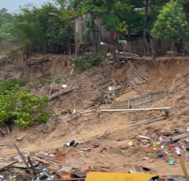 Seis casas são destruídas após desbarrancamento na Cidade Nova; vídeo