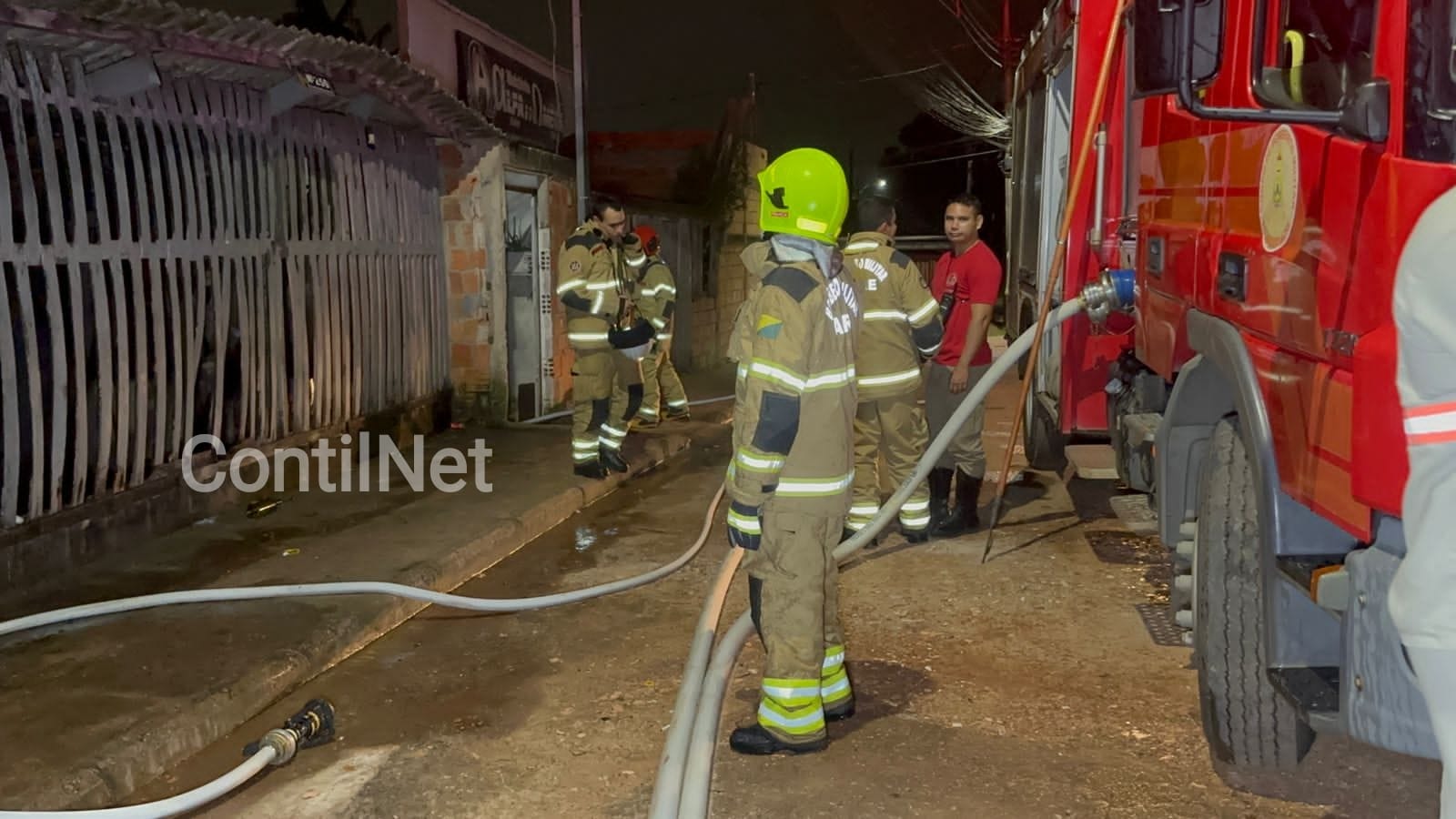 Criminosos incendeiam casa de avó do líder do PCC na Baixada da Sobral