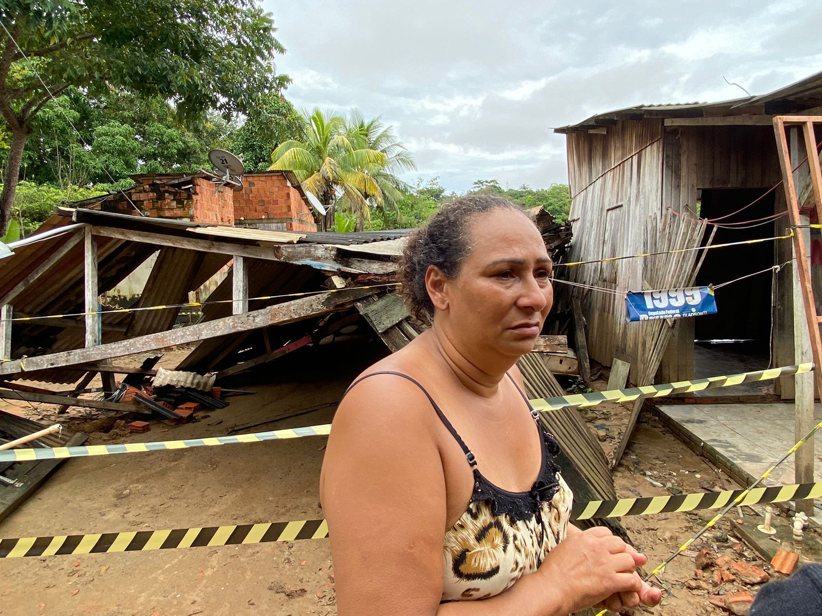 "Em 15 minutos, não tinha mais nada", afirma mulher que teve casa desabada; família abre vaquinha “Em 15 minutos, não tinha mais nada”, afirma mulher que teve casa desabada; família abre vaquinha