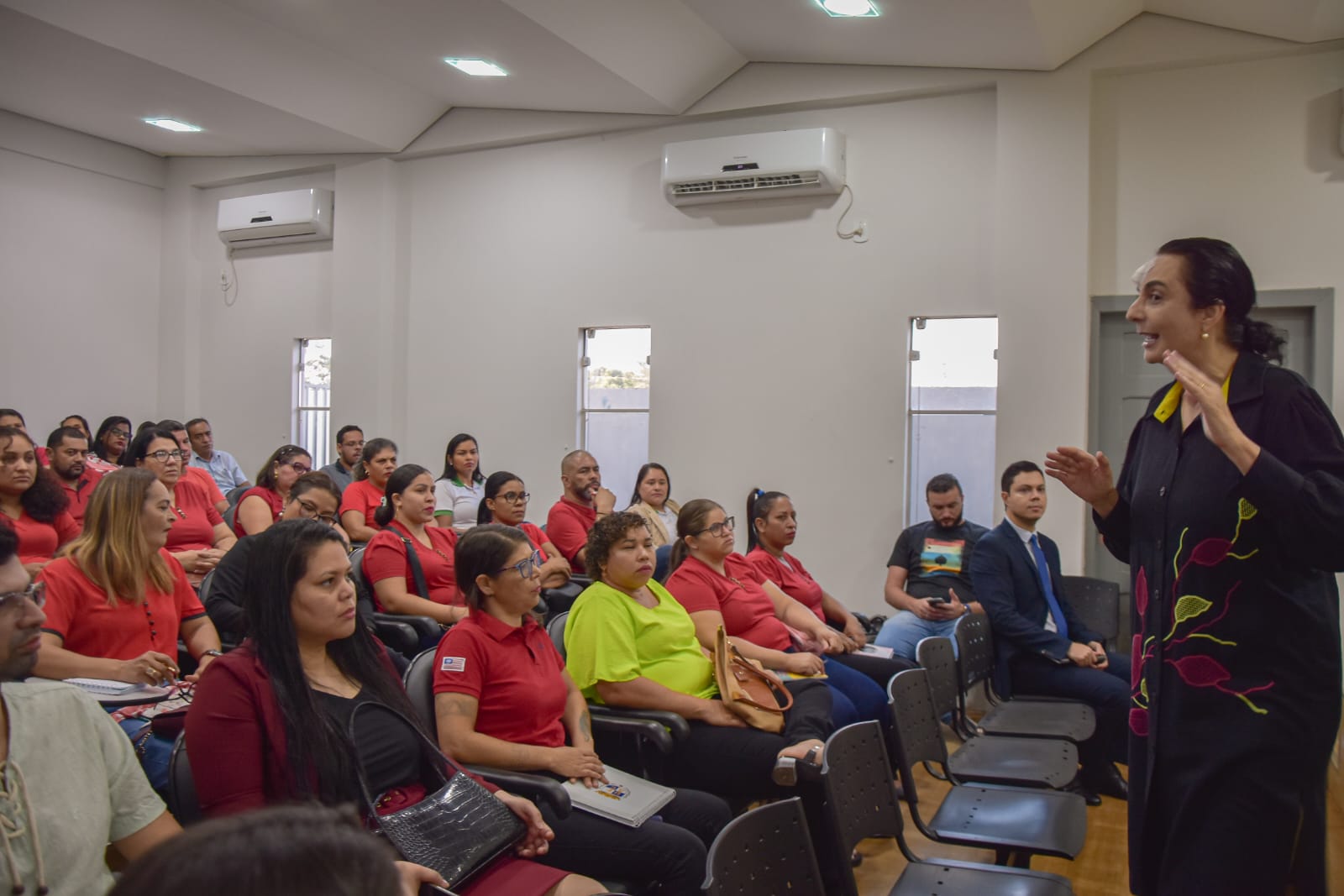 Servidores da Educação de Brasiléia participam de palestra sobre comunicação não violenta