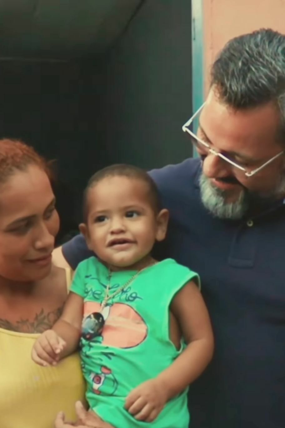 Alan Rick ajuda mãe e filhos que perderam tudo durante enxurrada em Rio Branco