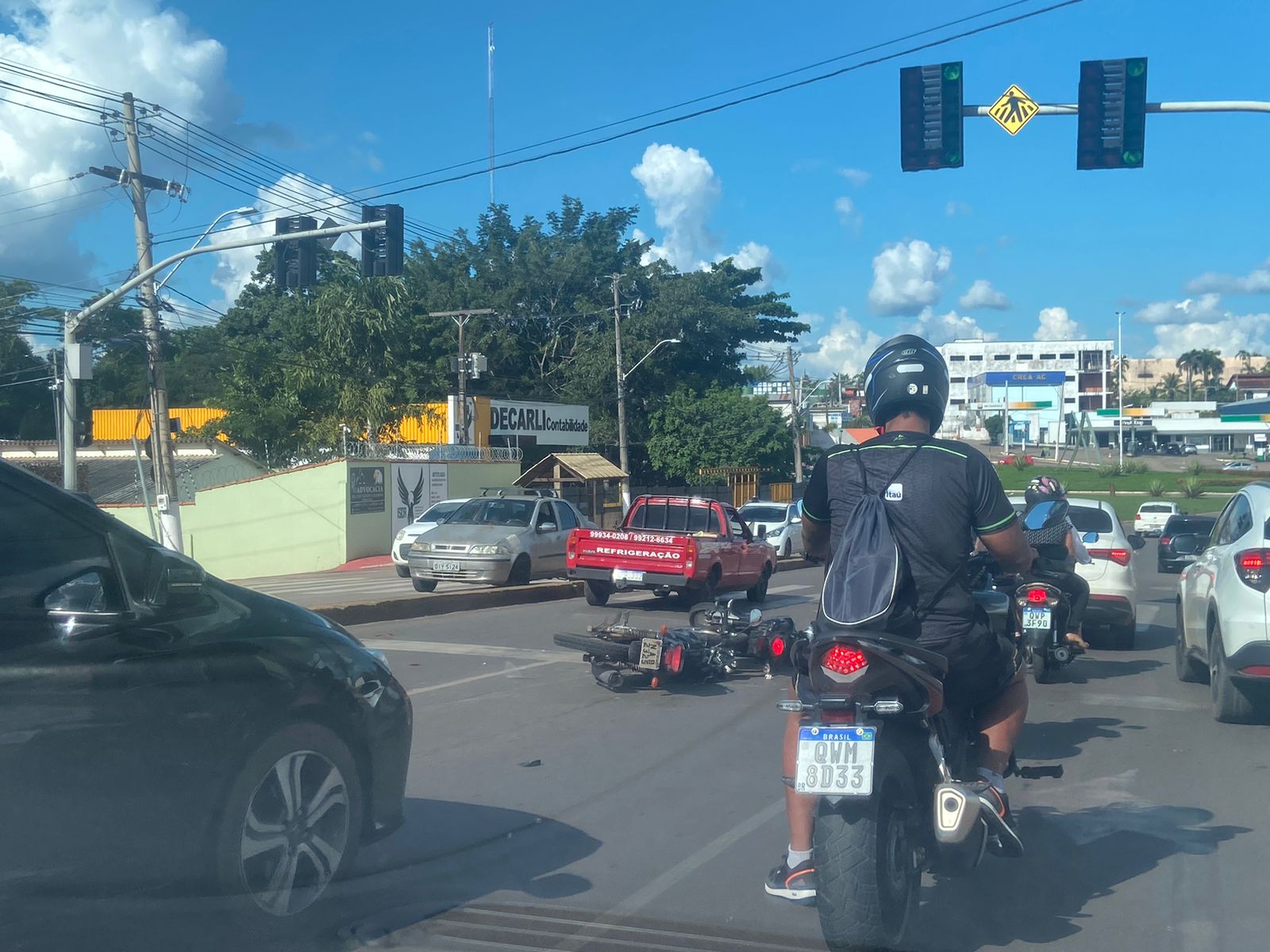 Acidente entre motos e carro deixa trânsito parado na Avenida Ceará