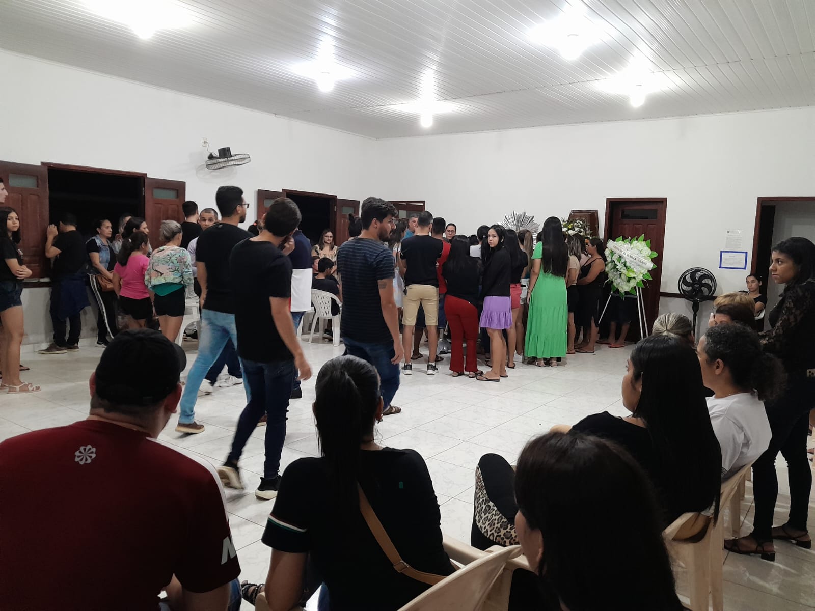 Marido de Nayara Vilela vai ao velório e fica ao lado do caixão