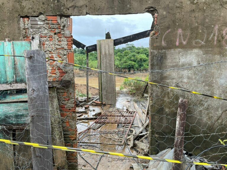 Após erosão, mais de 100 famílias não podem voltar para suas casas em Rio Branco