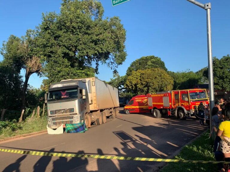 Jovem morre esmagado por carreta carregada de carne; veja o caso