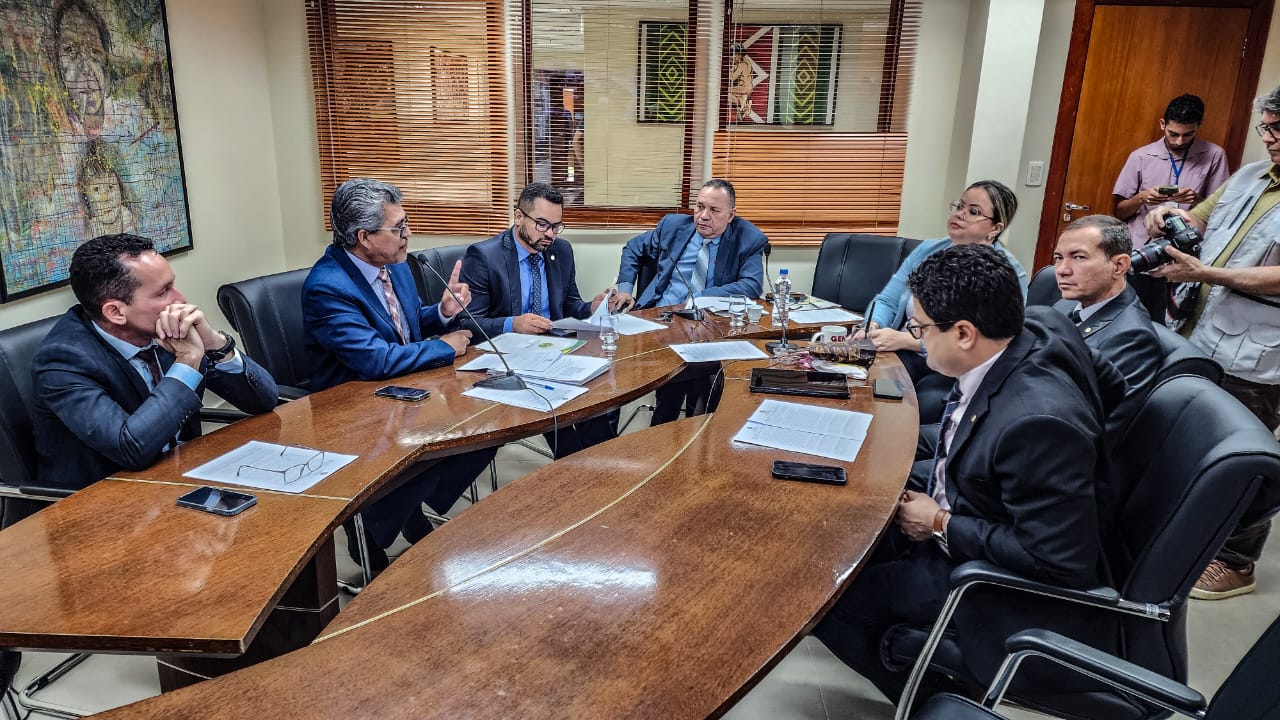Deputados devem passar a madrugada discutindo PLs do PCCR e aumento de salários