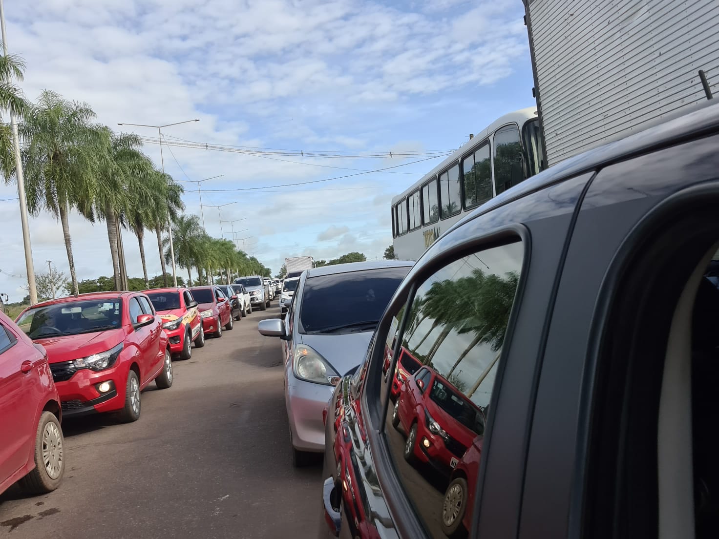 Enchentes causam grande engarrafamento no centro de Rio Branco