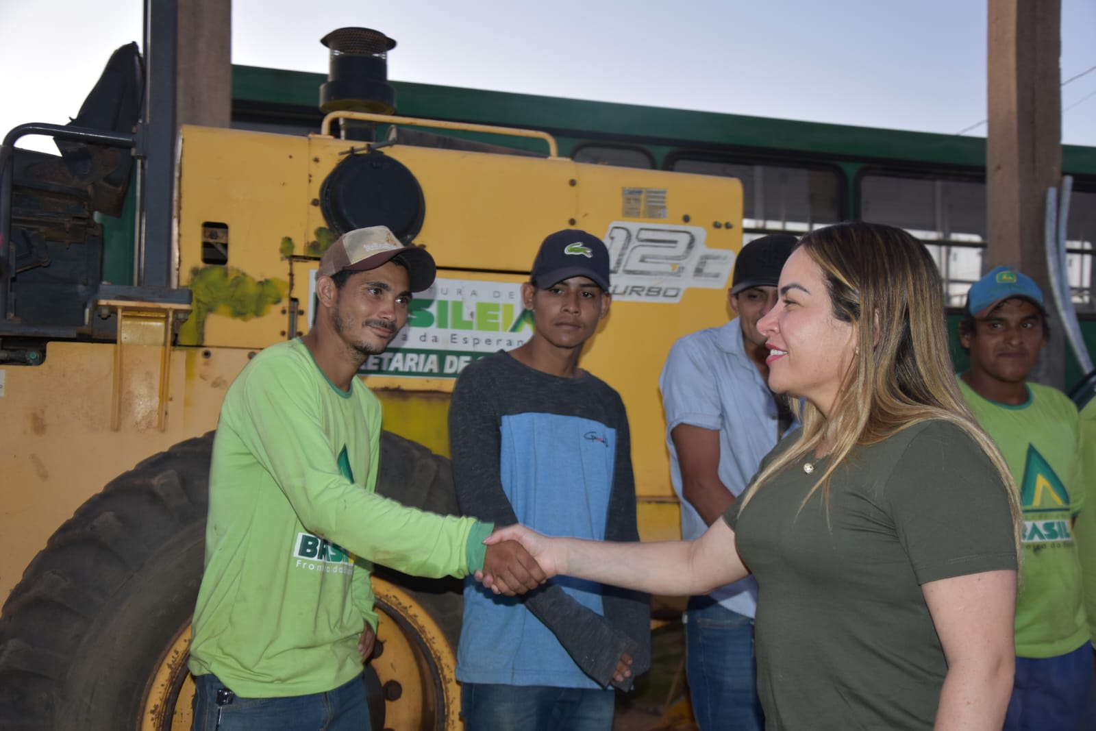 Fernanda Hassem reúne equipe da Secretaria de Obras e agradece aquisição de maquinários