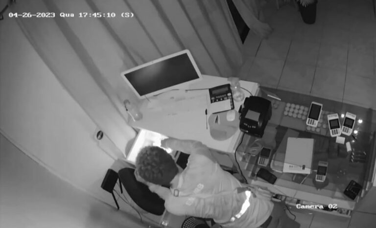 VĂDEO: homem entra em doceria de Rio Branco e furta objetos