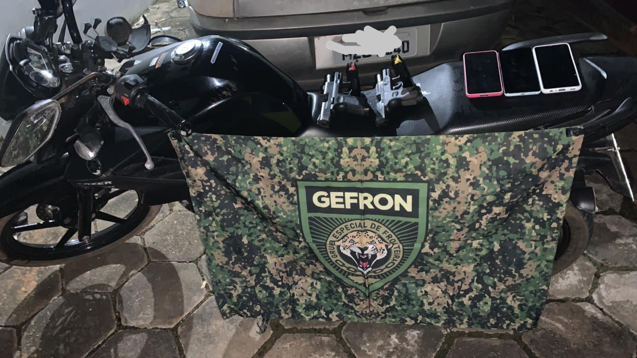 Operação Hórus: Gefron apreende duas armas de fogo e recupera uma motocicleta