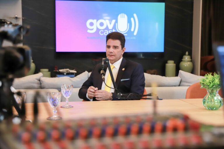 Gladson anuncia construção de mais casas populares e pede regularização fundiária