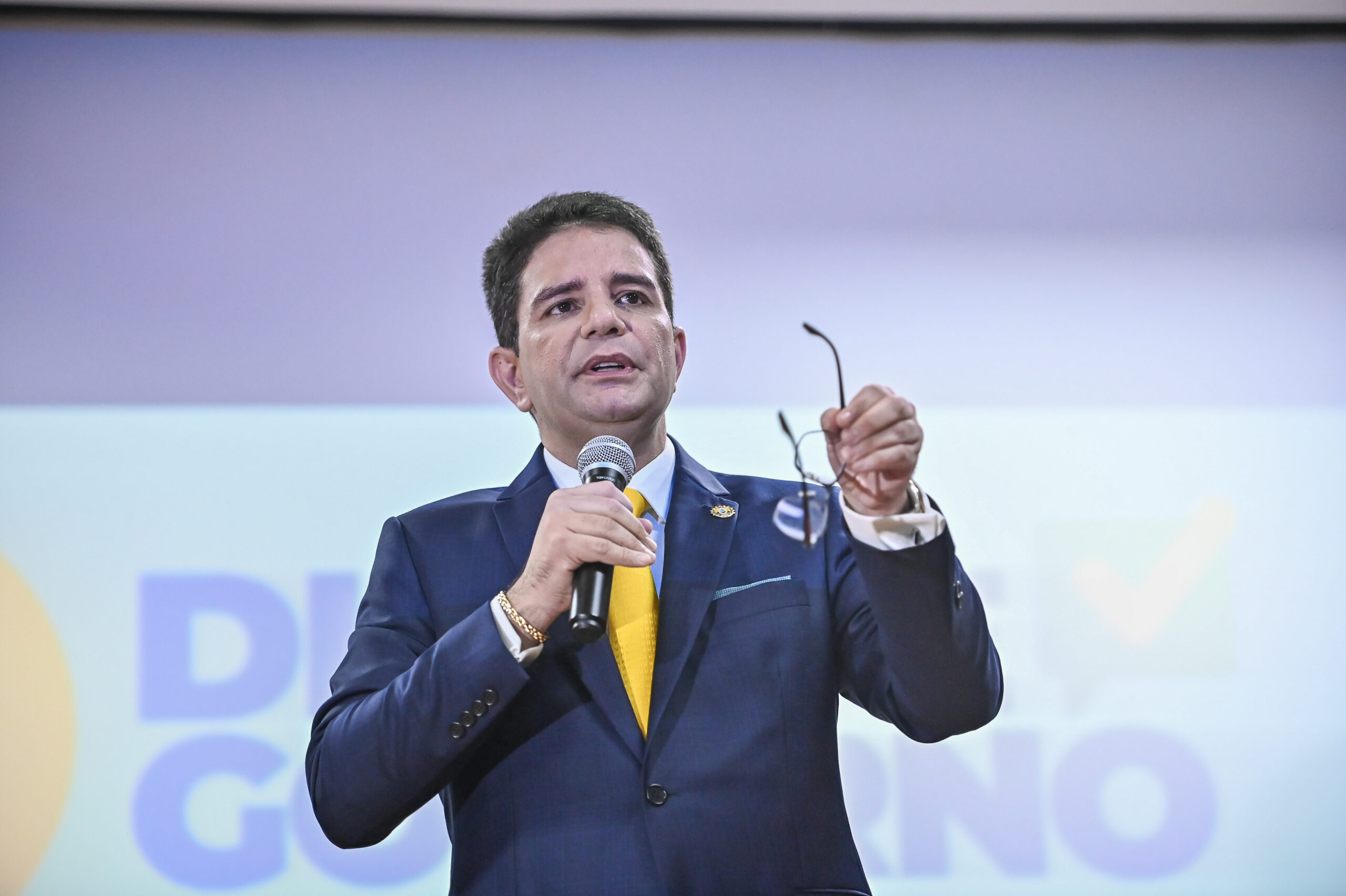 Gladson sanciona ‘pacotão’ com aumento de salários, novas vagas e reajuste de plantões