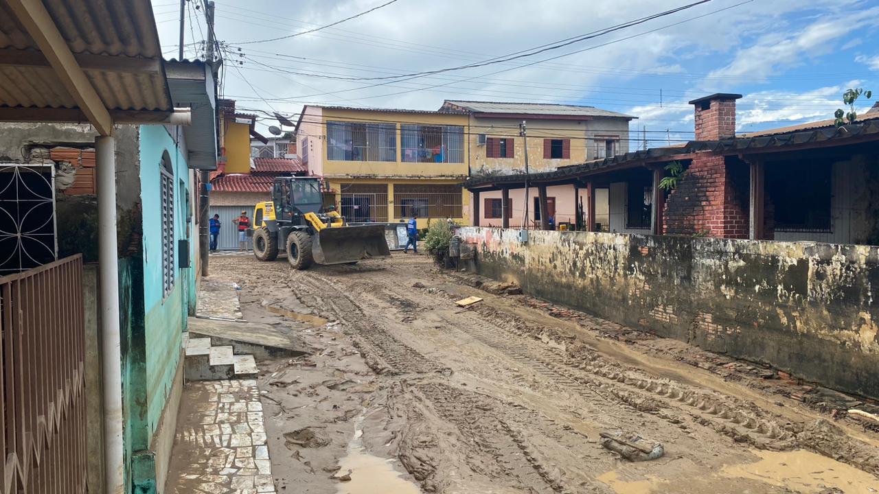 Estado trabalha na limpeza e retirada de entulhos no bairro da Base